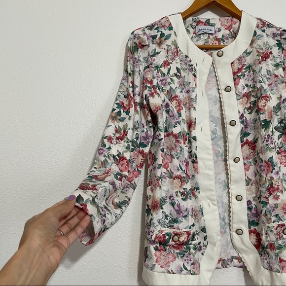 Ashley & Me || Vintage Floral Blazer - Picture 5 of 8